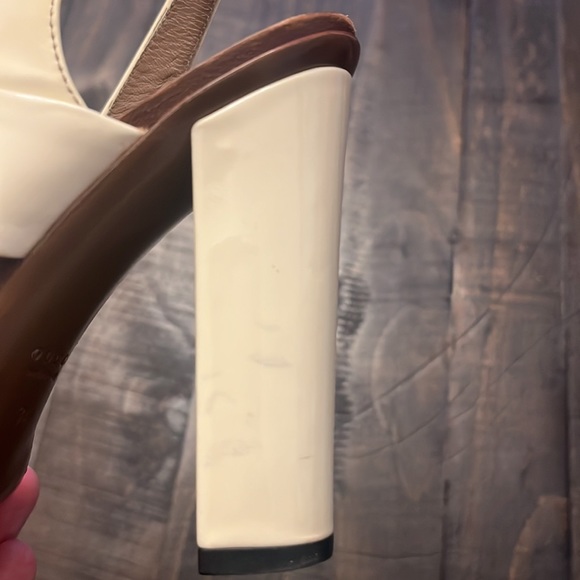 Gucci Horsebit off-white patent sandals - Picture 10 of 13